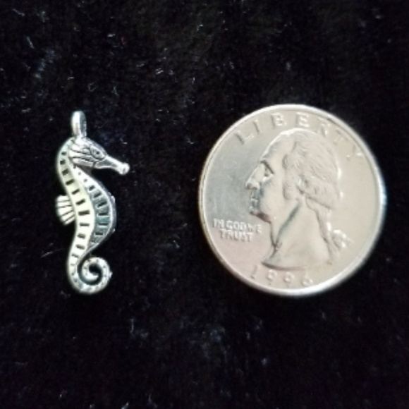 Seahorse Charm - Antique Silver Tone - 8 Charms - Picture 6 of 8